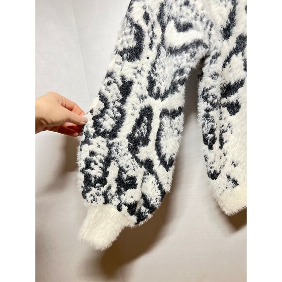 VINCE CAMUTO Animal Print Jacquard Eyelash Fuzzy Sweater Size L (Bx 18) - Picture 4 of 8